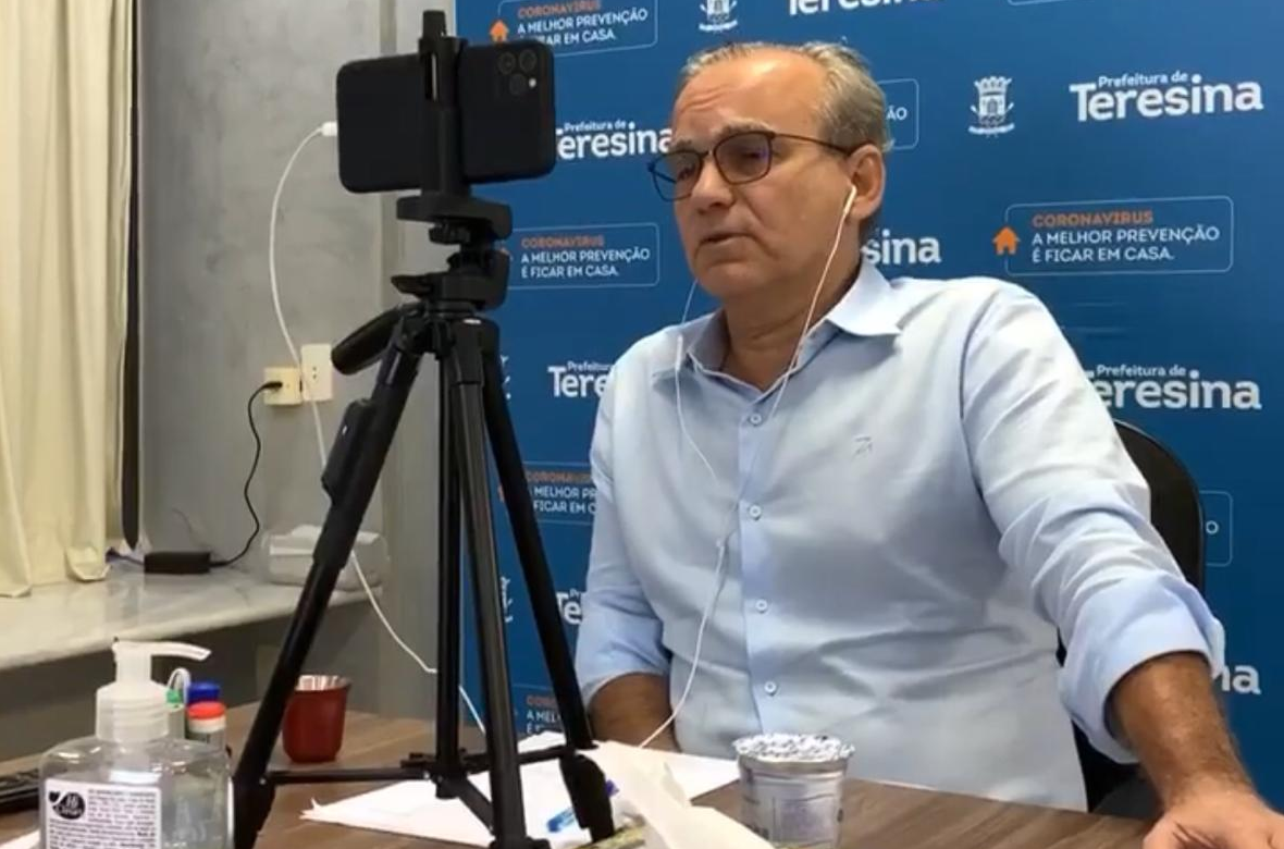 Prefeito Firmino Filho em conversa com os jornalistas